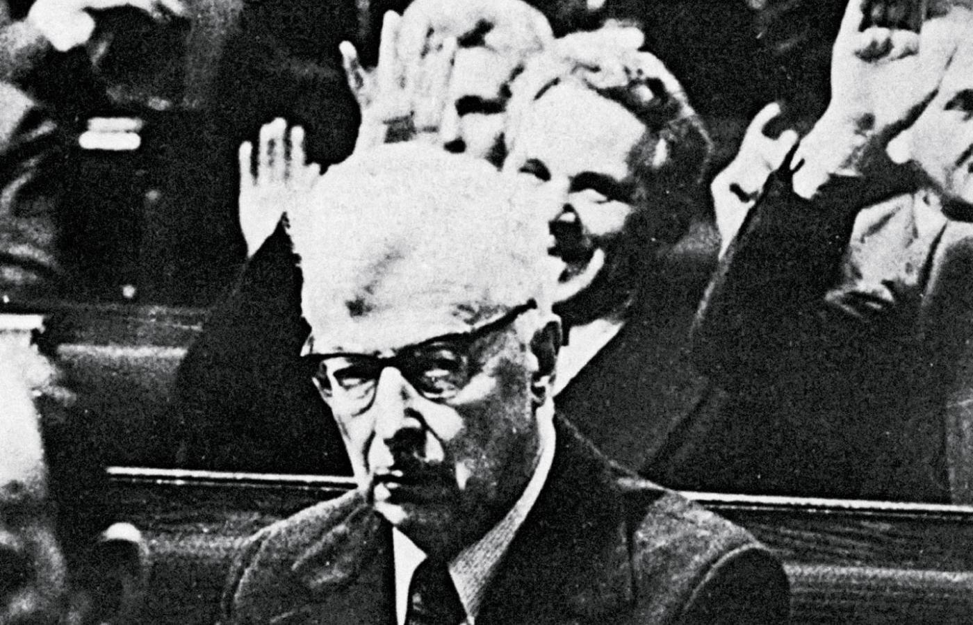 Stanisław Stomma, poseł z katolickiego koła Znak, protestuje przeciwko zmianom w konstytucji PRL, wstrzymując się od głosu podczas głosowania w Sejmie, 10 lutego 1976 r.