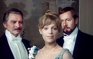 Małgorzata Braunek i Jerzy Kamas w rolach głównych, z lewej Igor Śmiałowski jako książę w serialu Ryszarda Bera, 1978 r.
