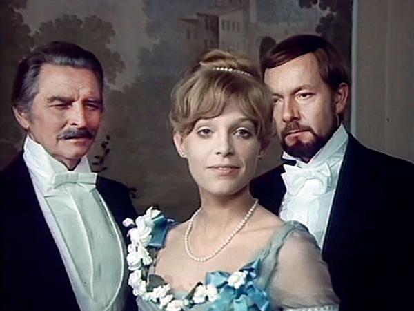 Małgorzata Braunek i Jerzy Kamas w rolach głównych, z lewej Igor Śmiałowski jako książę w serialu Ryszarda Bera, 1978 r.