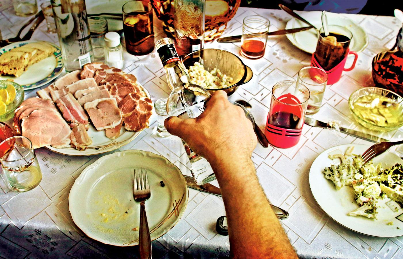 Zwyczaj jedzenia poza domem jest słabiutki. 42 proc. Polaków nie zdarza się w ogóle jadać w restauracjach czy barach.