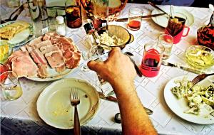 Zwyczaj jedzenia poza domem jest słabiutki. 42 proc. Polaków nie zdarza się w ogóle jadać w restauracjach czy barach.