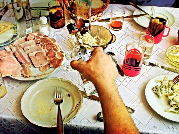 Zwyczaj jedzenia poza domem jest słabiutki. 42 proc. Polaków nie zdarza się w ogóle jadać w restauracjach czy barach.