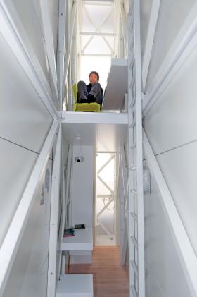 Dom Kereta – symboliczny dar dla „żydowskiego pisarza z poczuciem humoru”. Dom wyglądający jak rekonstrukcja żydowskiej kryjówki dedykowano człowiekowi, którego rodzina przeszła gehennę w okupacyjnych schowkach.