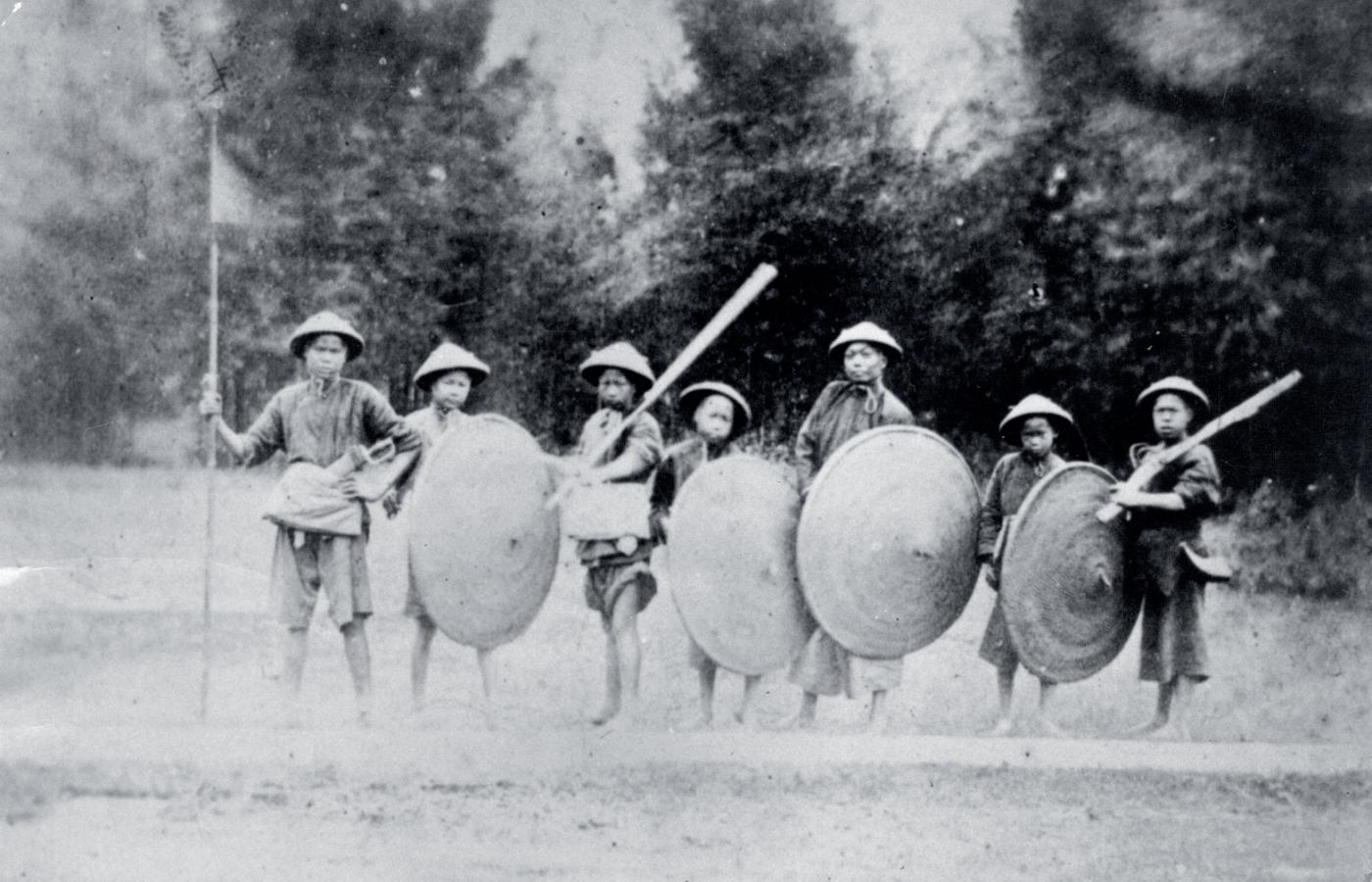 Chińscy milicjanci uzbrojeni w pałki i tarcze z wilkiny, czasy II wojny opiumowej (1856 - 60).