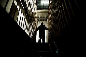 O oskarżonym: od dziecka diabeł wcielony, dzień dobry powie, ale człowiek nigdy nie wie, co mu strzeli do głowy, więcej siedział po więzieniach niż w domu.