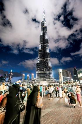 Wieża Chalify, 829 m szkła, stali i betonu w kształcie inspirowanym lokalnym kwiatem.