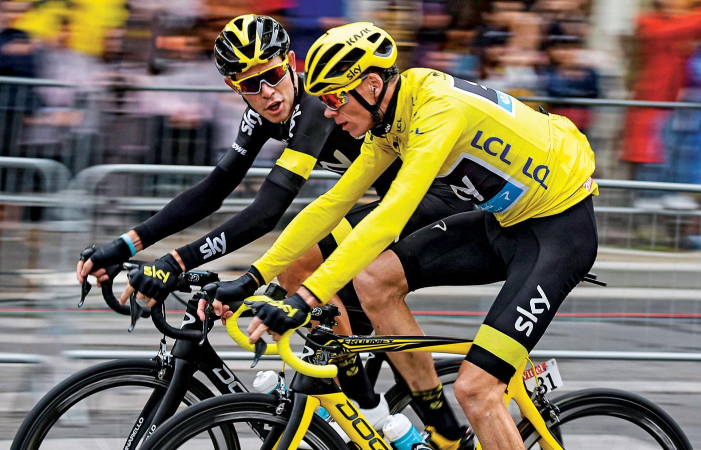 Brytyjczyk Chris Froome (w żółtej koszulce lidera) z kolarskiej grupy Sky, dwukrotny zwycięzca Tour de France.