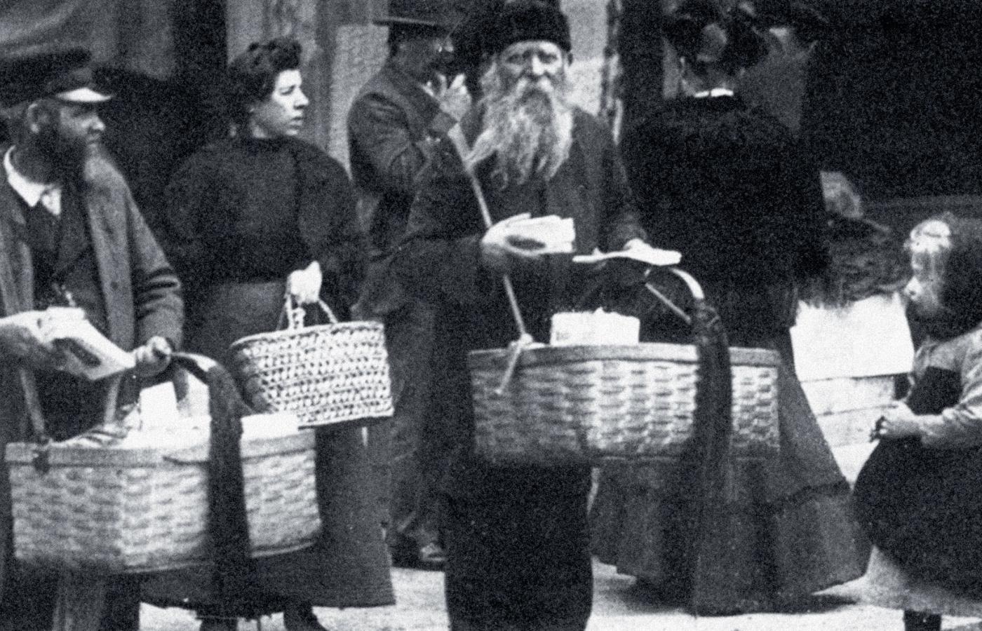 Grupa Żydów z Europy Wschodniej na Lower East Side, Nowy Jork, ok. 1900 r.