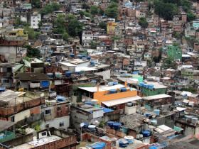 15 proc. obywateli żyje poniżej progu ubóstwa, 11,5 mln gnieździ się w slumsach, to prawie trzy razy więcej niż przed 20 laty.