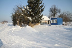Zastów Karczmiski. Drewniany dom Genowefy Szast i jej syna, obok kontener, który muszą opuścić z powodu mrozów.