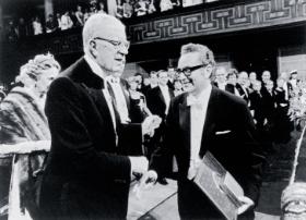 Król Szwecji Gustaw VI Adolf gratuluje Murrayowi Gell-Mannowi Nagrody Nobla, 10 grudnia 1969 r.