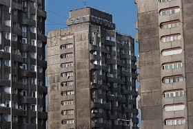 Wysokościowce mieszkalne na Placu Grunwaldzkim we Wrocławiu dzięki swoim charakterystycznym elewacjom nazywane są przez wrocławian „nocnikowcami” bądź „sedesowcami”.