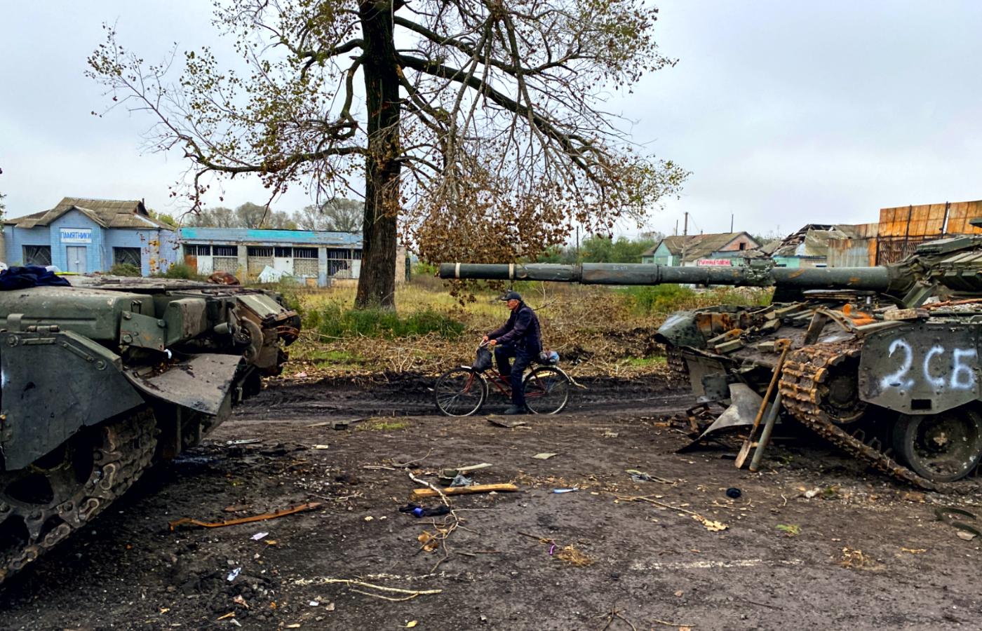 Porzucone rosyjskie czołgi we wsi Kurylówka w obwodzie charkowskim. 1 października 2022 r.