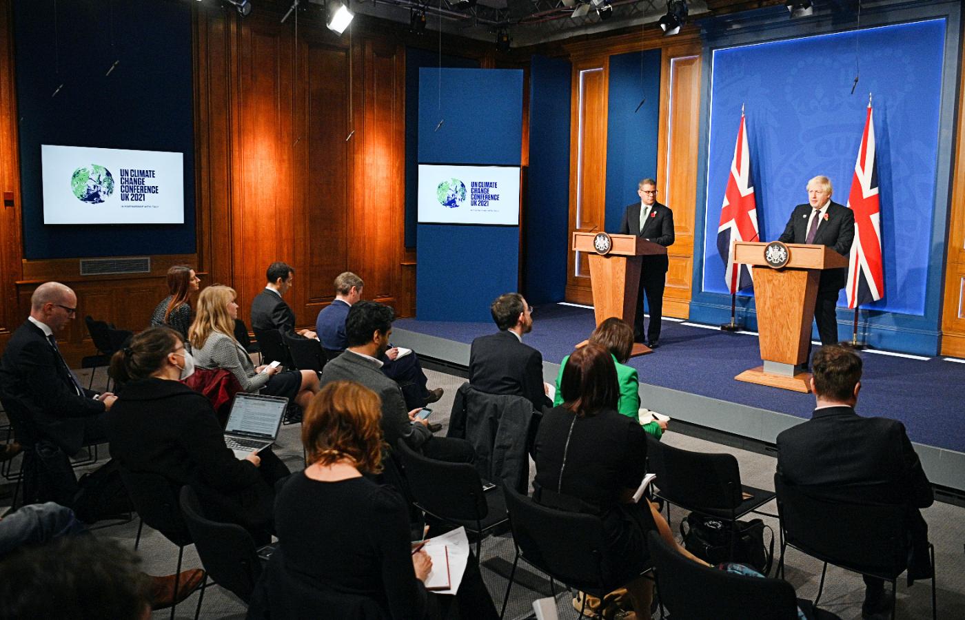 Alok Sharma, przewodniczący szczytowi klimatycznemu, oraz premier Wielkiej Brytanii Boris Johnson podczas konferencji prasowej na temat porozumienia zawartego w ramach COP26. 14 listopada 2021 r.