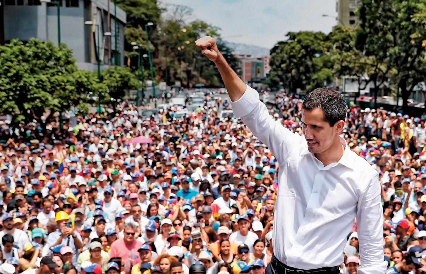 Interwencja USA w Wenezueli mogłaby wywołać wojnę domową. Na dodatek ustanowiłaby rząd z zewnętrznego nadania. Na zdjęciu Juan Guaido przemawia do mieszkańców Caracas.