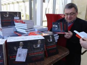 Piotr Gadzinowski przypomniał o sobie. Na konwencji sprzedawał na swoją nową książkę.