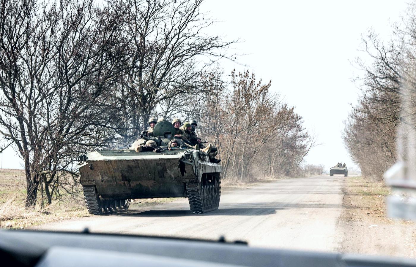 Okolice Mikołajowa. Czołg z ukraińskimi żołnierzami. Zdjęcie z 30 marca 2022 r.