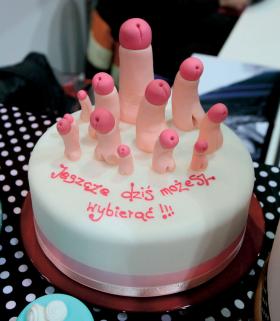 Młodej skuwa się ręce kajdankami z futerkiem, zawiązuje oczy i ona ma lukrowaną ozdobę z tortu zjeść.