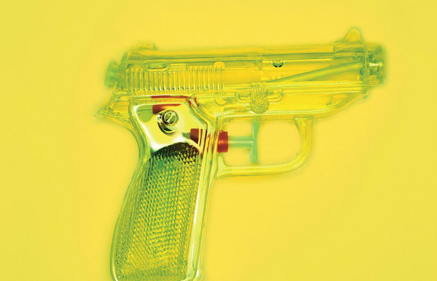 Wysiadł pod supermarketem. Kupił zabawkowy pistolet na kulki z plastiku. Miał pomysł.
