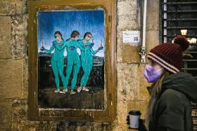 „Trzy szczepionki” – na podstawie „Trzech Gracji” Rafaela. Praca włoskiego artysty w Barcelonie.