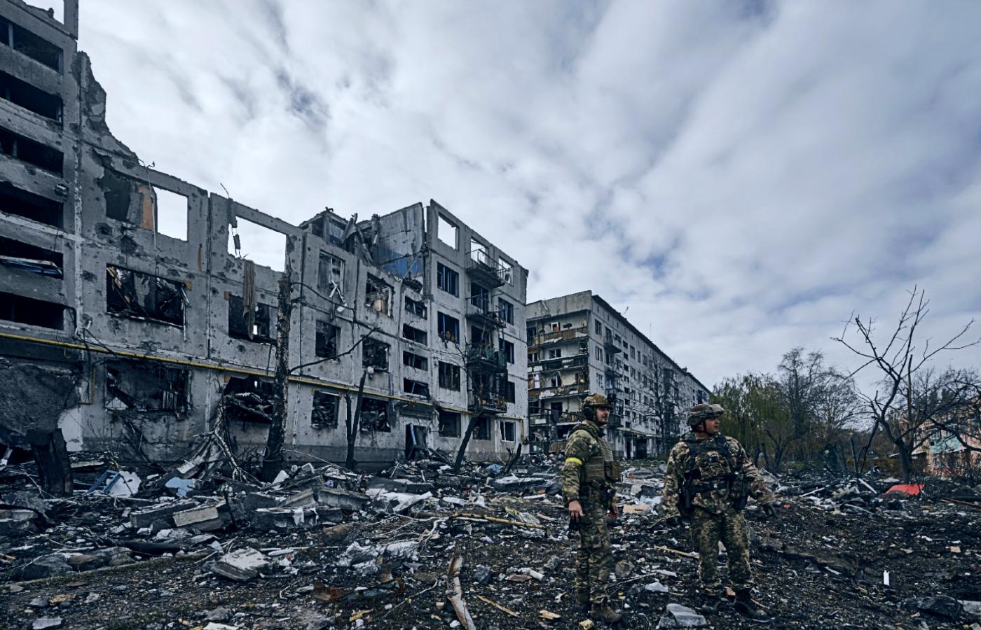 Ukraińscy żołnierze w ostrzelanym przez Rosjan Bachmucie, 10 listopada 2022 r.