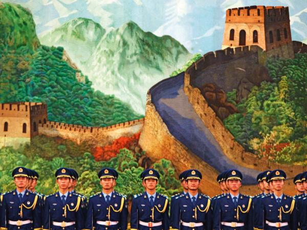 Kompania honorowa na tle muralu przedstawiającego Wielki Mur