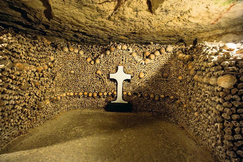Katakumby: w 1785 roku kości ok. 6 mln ludzi z przepełnionych cmentarzy przeniesiono do opuszczonych kamieniołomów.