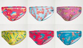 Wśród oferowanych przez Speedo nowych modeli kąpielowych majtek są i te żartobliwie traktujące ten modowy ambaras, czyli z nadrukowanymi krabami, rekinami i hamakami.