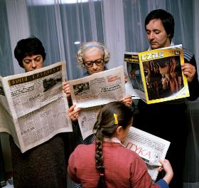 Zdjęcie promujące czytelnictwo prasy, listopad 1980 r.