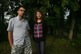 Mateusz Rutynowski grał rolę obrońcy Barbary, w którą wcielała się stojąca obok Dorota Łucek.