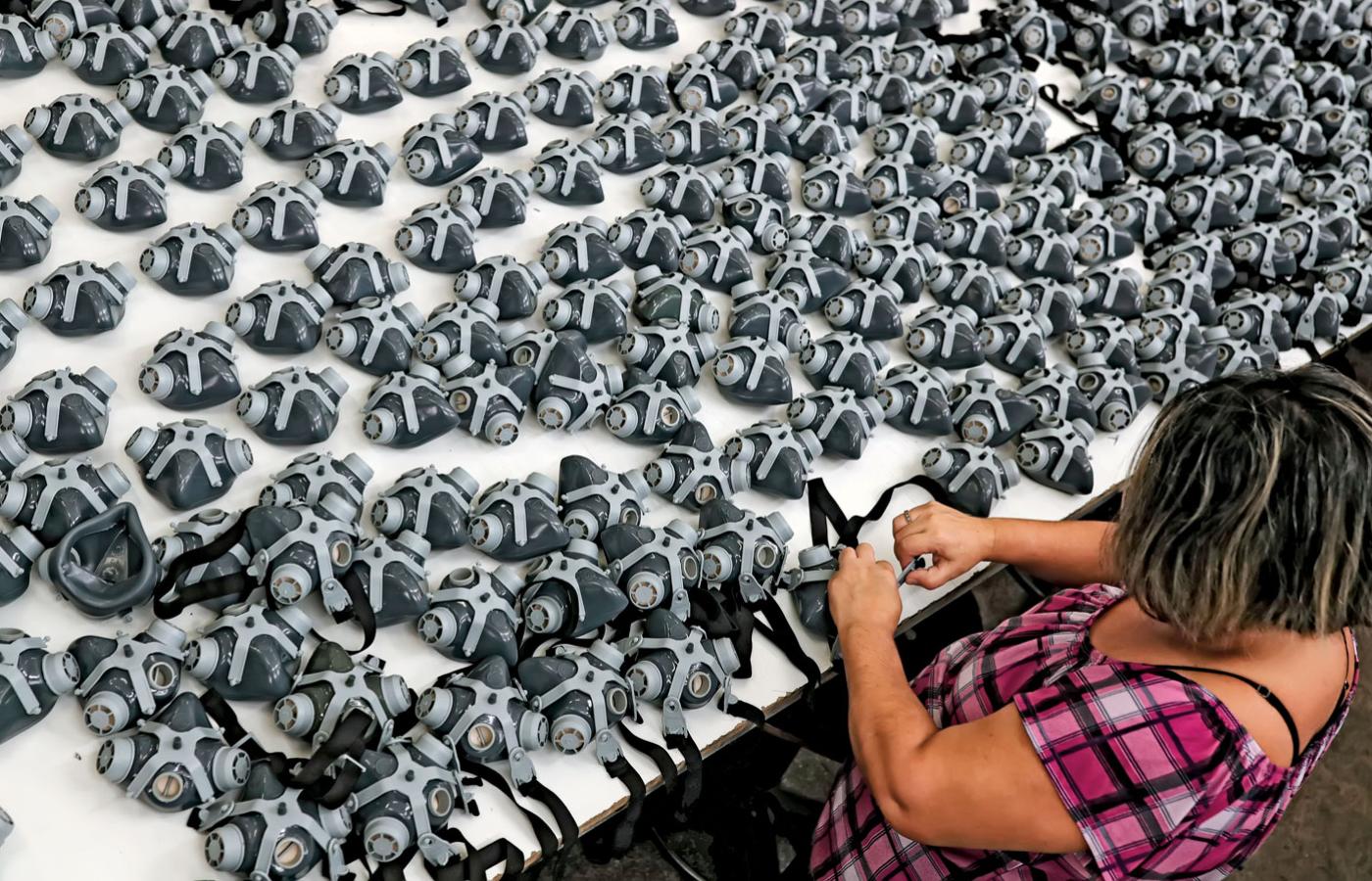 Maski ochronne w fabryce w São Paulo. Światowa rywalizacja o dostawy medyczne to dziś brutalna próba sił.