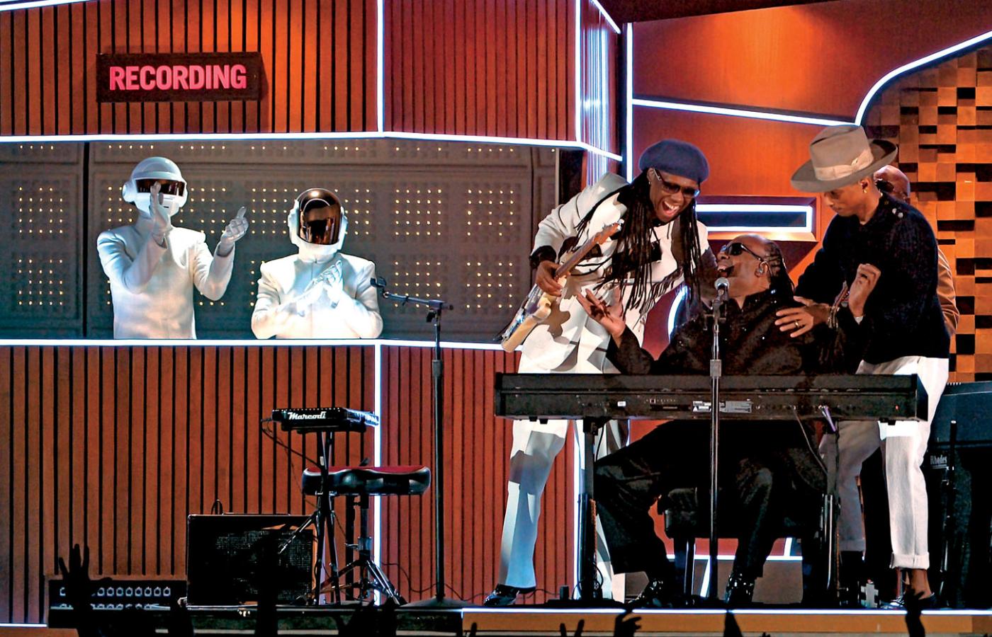 Zespół Daft Punk z gitarzystą Neilem Rodgersem, Steviem Wonderem i Pharrellem Williamsem podczas gali nagród Grammy, 2014 r.