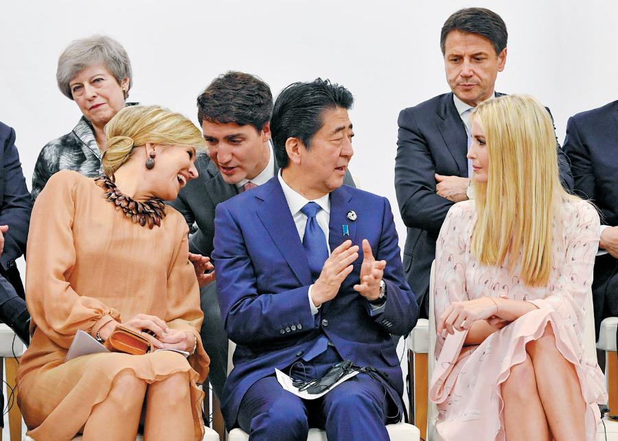 Ivanka Trump w rozmowie z premierem Japonii Shinzo Abe, Osaka, 29 czerwca 2019 r.