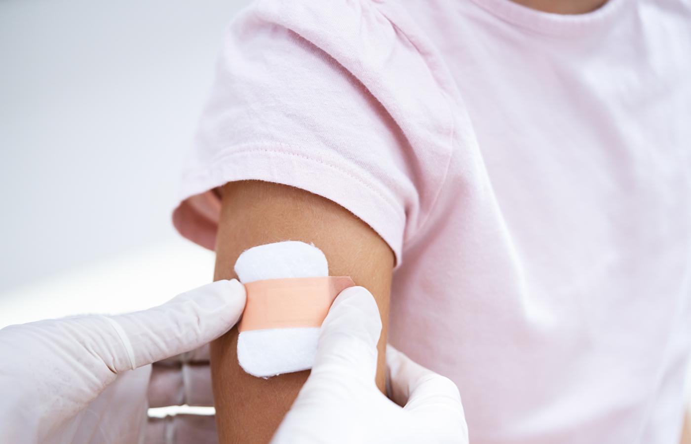 Europa zaczyna szczepić przeciwko koronawirusowi dzieci w wieku 5–11 lat.