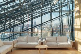 Główną część muzeum umieszczono głęboko pod ziemią (symbolika piekielnych kręgów historii).