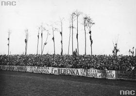 Przed otwarciem wielkich stadionów bywało jeszcze gorzej. Wianuszek kibiców na drzewach wokół stadionu Cracovii. Kraków, koniec lat 30.