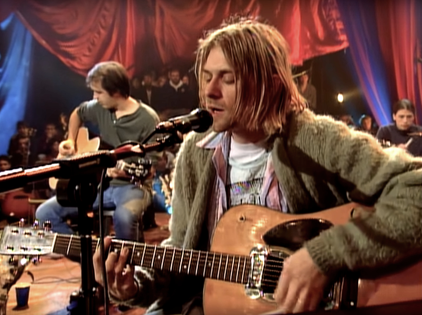 Nirvana mtv unplugged. Курт Кобейн 1993 MTV. МТВ анплаггед Нирвана. Курт Кобейн анплаггед. Kurt Cobain MTV Unplugged 1993.