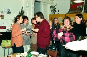 Jedna z redakcyjnych uroczystości. Dorota Malinowska, Andrzej Brzezicki, w głębi Marta Tomaszewska (pisarka), Paulina Braiter (tłumaczka). Pisarz i krytyk Konrad T. Lewandowski trzyma Małgosię Berlińską, szefową sekretariatu od 29 lat.