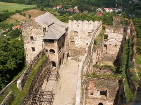 Bolków, widok z wieży na zamek i podzamcze