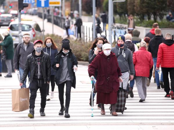 Mieszkańcy Szczecina w maseczkach.