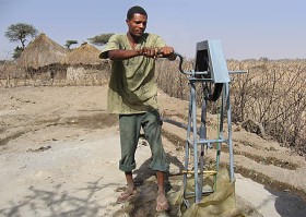 Ręczna pompa w Afryce.