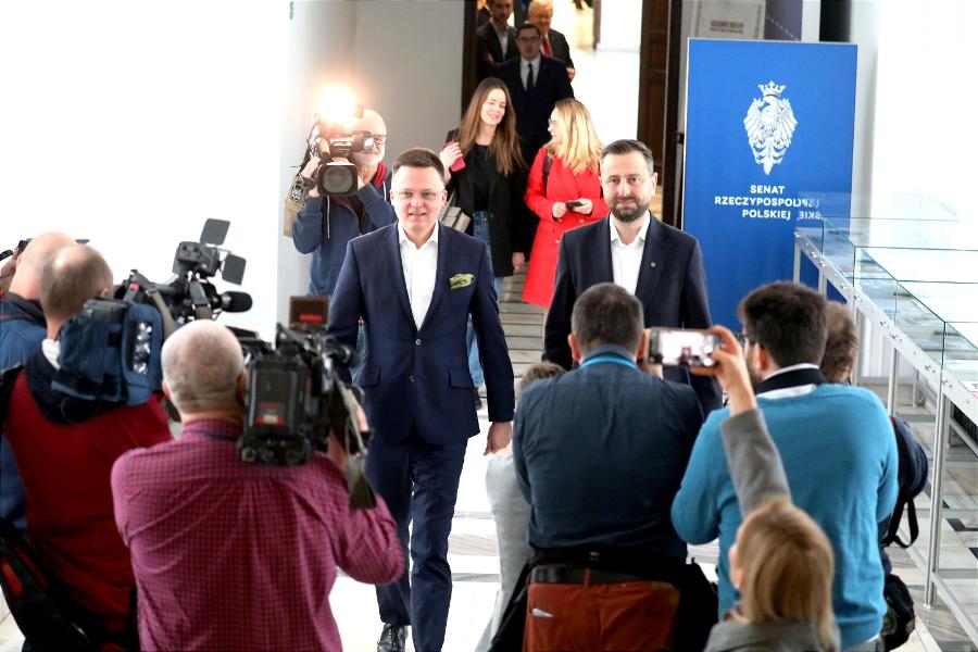 Władysław Kosiniak-Kamysz i Szymon Hołownia w Sejmie przed wspólną konferencją prasową