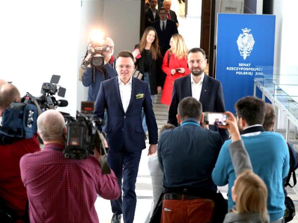 Władysław Kosiniak-Kamysz i Szymon Hołownia w Sejmie przed wspólną konferencją prasową