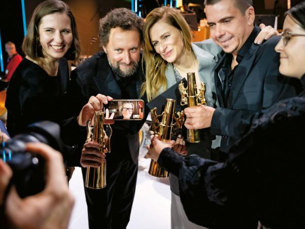 Ekipa „Zielonej granicy”: Gabriela Łazarkiewicz-Sieczko
(współscenarzystka), Tomasz Naumiuk (operator), Maria Blicharska-Lacroix (koproducentka), Marcin Wierzchosławski (producent), Katarzyna Warzecha (współpraca reżyserska) oraz reżyserka Agnieszka Holland zdalnie