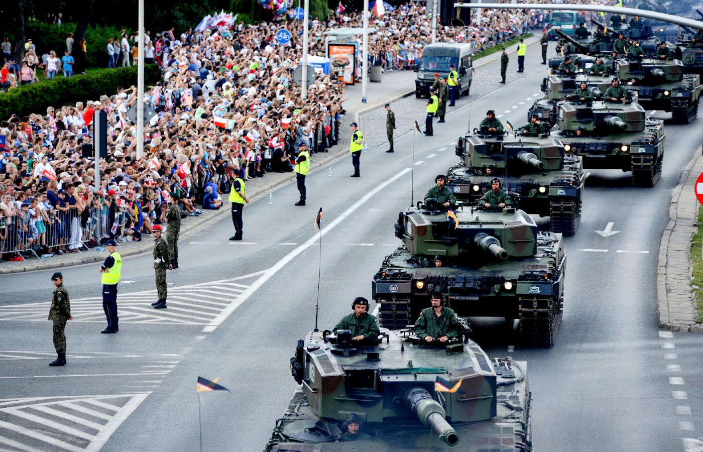 W dwóch poprzednich defiladach w dniu Święta Wojska Polskiego brało udział 100–200 tys. osób.