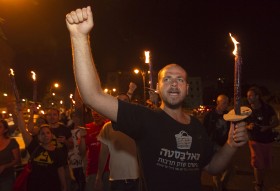 Najpierw sto, potem sto pięćdziesiąt, wreszcie ponad 350 tys. młodych Izraelczyków wyległo na ulice Tel Awiwu, Hajfy i Jerozolimy.  Na fot. protest w Jerozolimie.