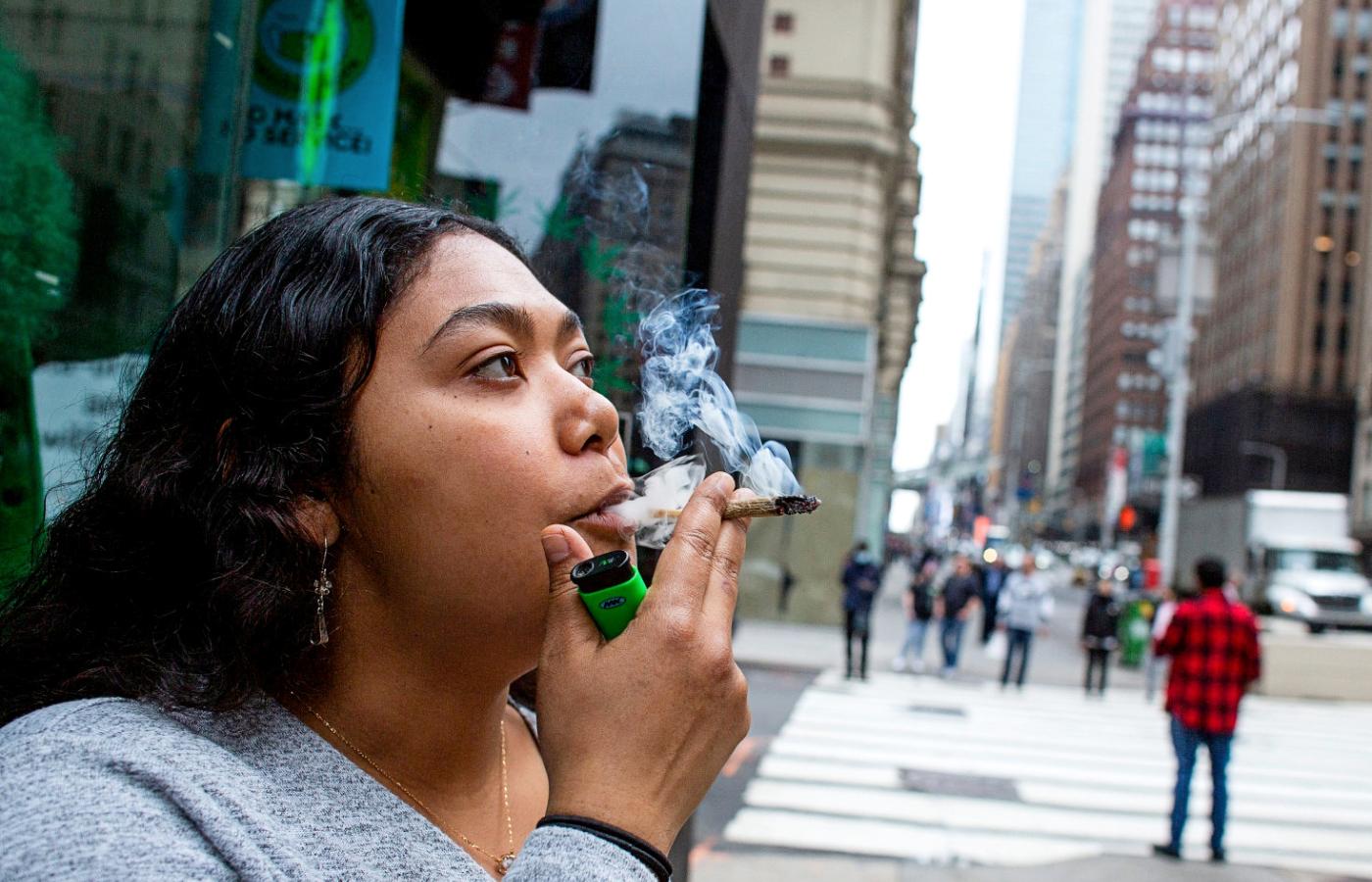 Stan Nowy Jork zniósł zakaz posiadania marihuany w celach rekreacyjnych. Na zdjęciu Eliana „Miss Illi”, dyrektor generalna Weed World. 31 marca 2021 r.
