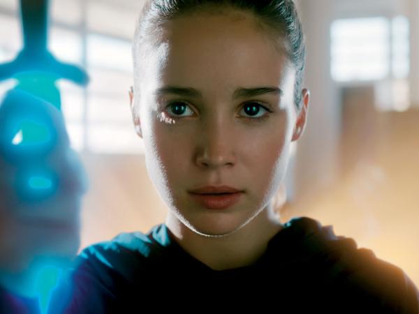 Alba Baptista w głównej roli Avy w serialu „Warrior Nun”.