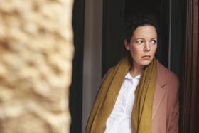 W roli szefowej tajnej komórki brytyjskiego wywiadu w „Nocnym recepcjoniście”.