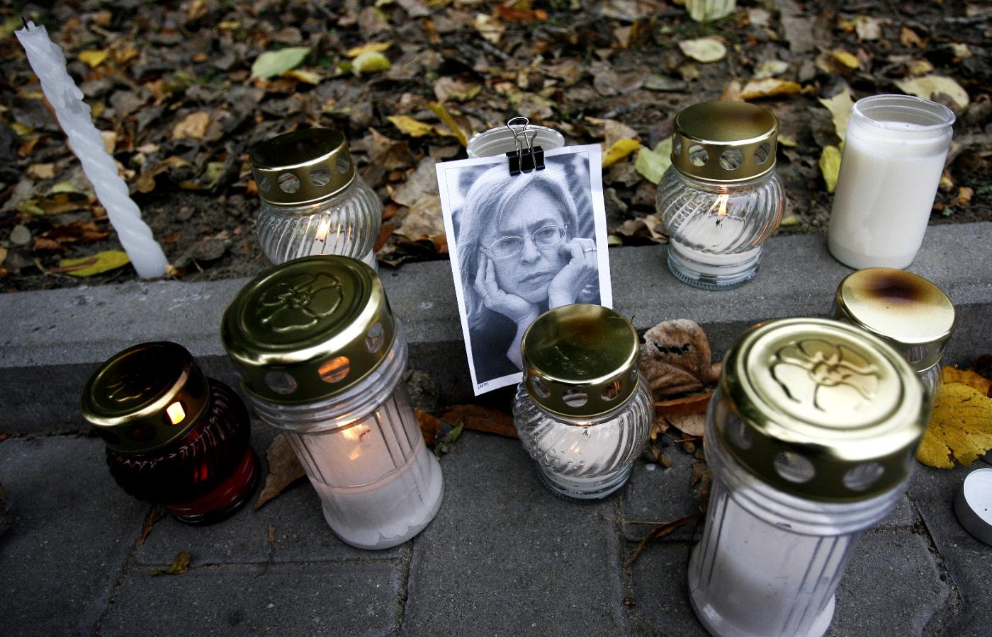 Znicze pod ambasadą Rosji w Warszawie po zabójstwie Anny Politkowskiej